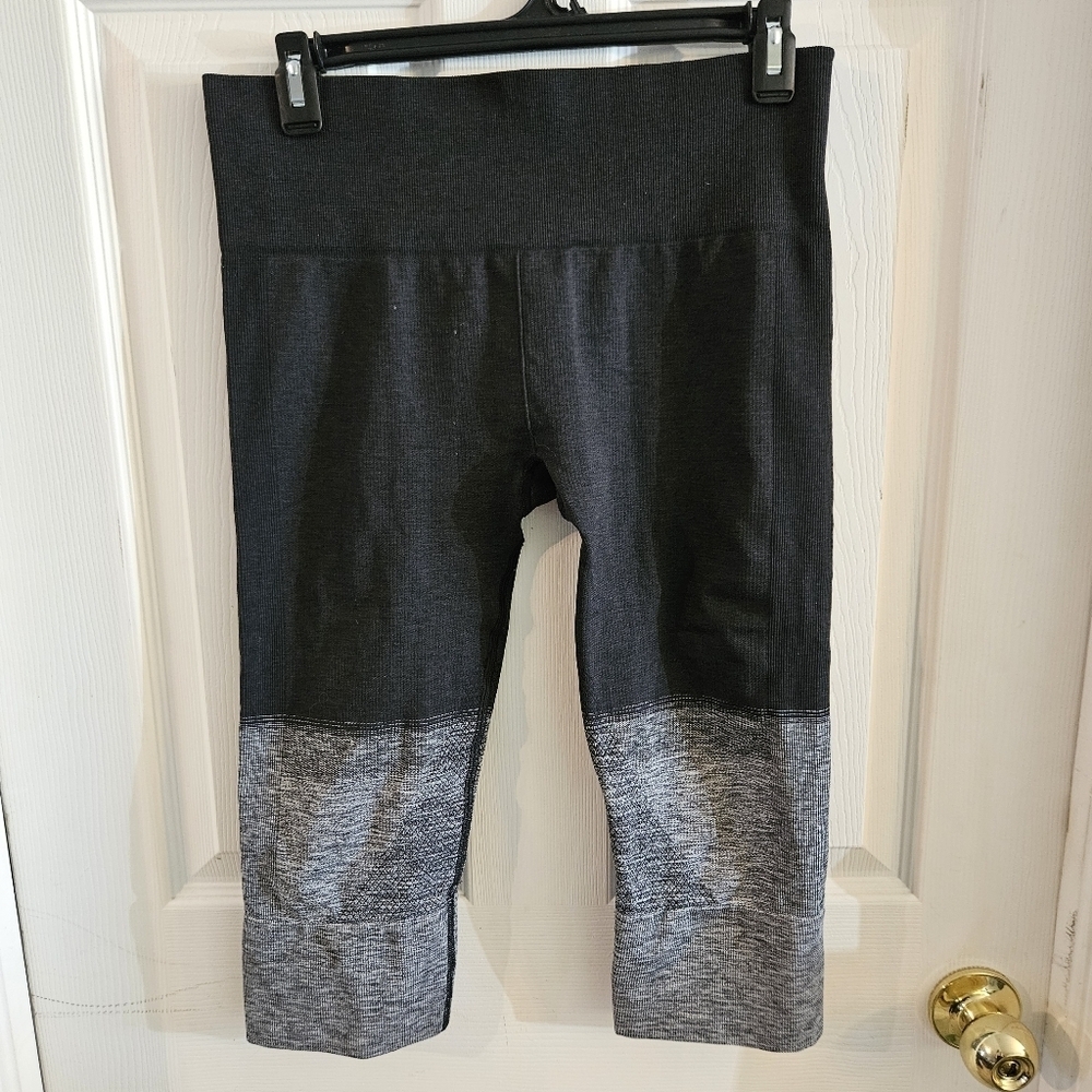 Lululemon Seamlessly Street Crop Heathered Black Size 8 Yoga Athletic Workout